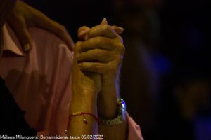 foto del Málaga milonguera, dos manos sujetadas ante la sutileza del baile